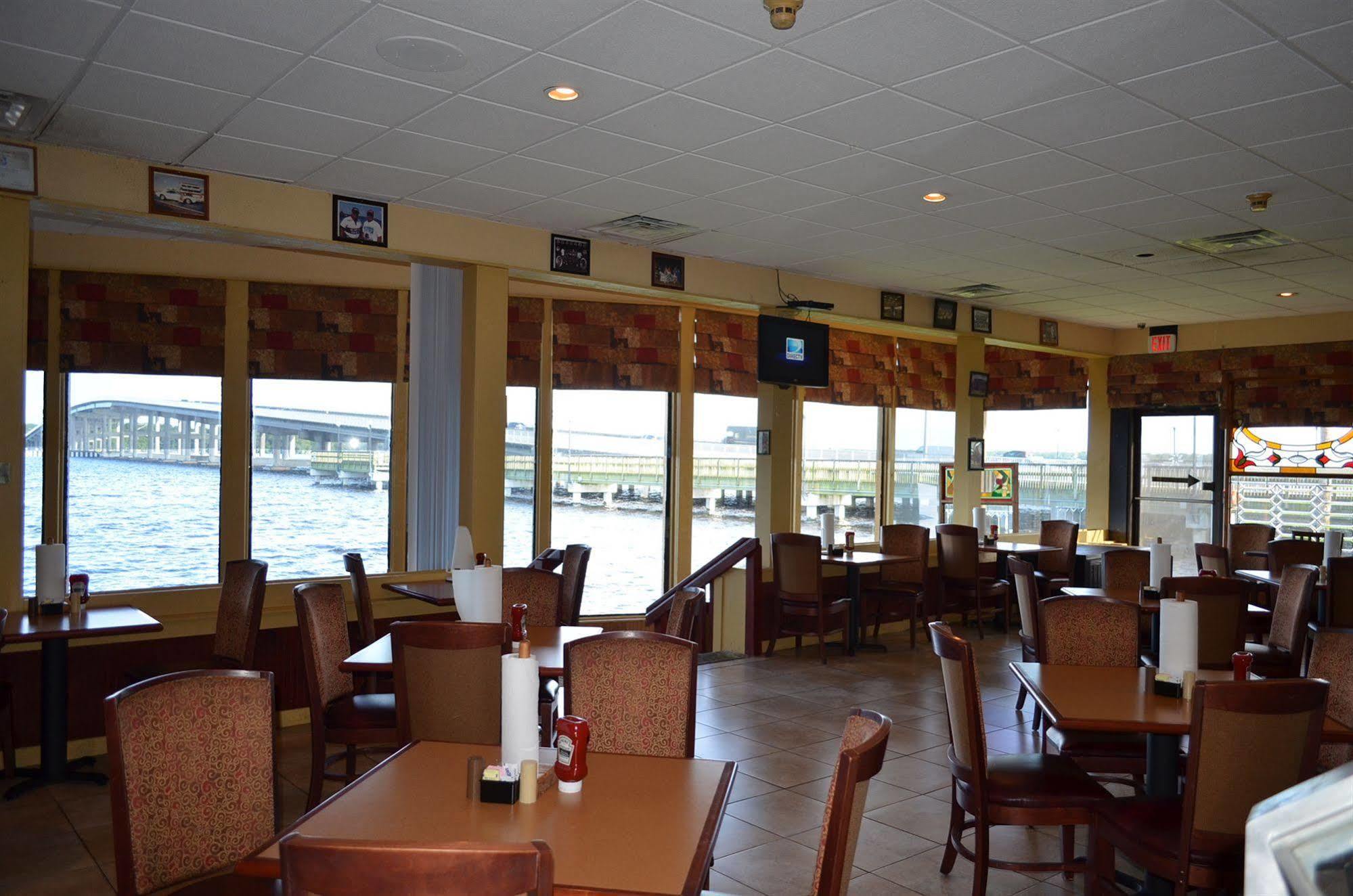 Quality Inn And Suites Palatka Riverfront Exterior photo